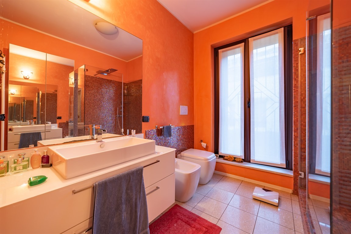 porzione di villa, Fermata metro Sondrio