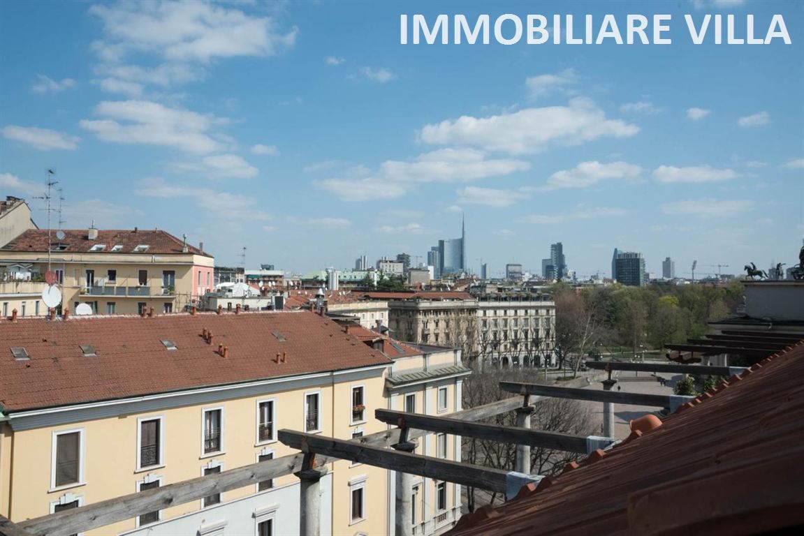 Elegante mansarda ristrutturata di 40 mq con travi a vista, con vista sull’Arco della Pace e Parco Sempione.