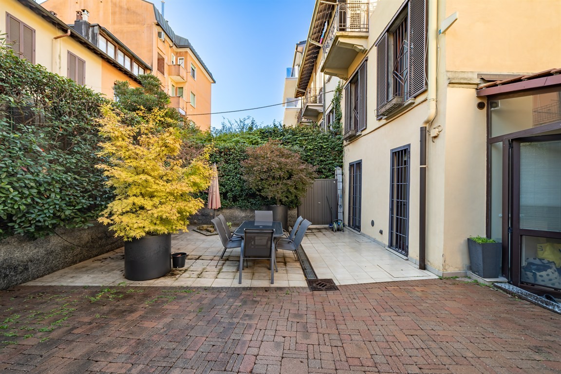 Porzione di villa bifamiliare con area esterna privata, Fermata metro Sondrio a pochi passi.