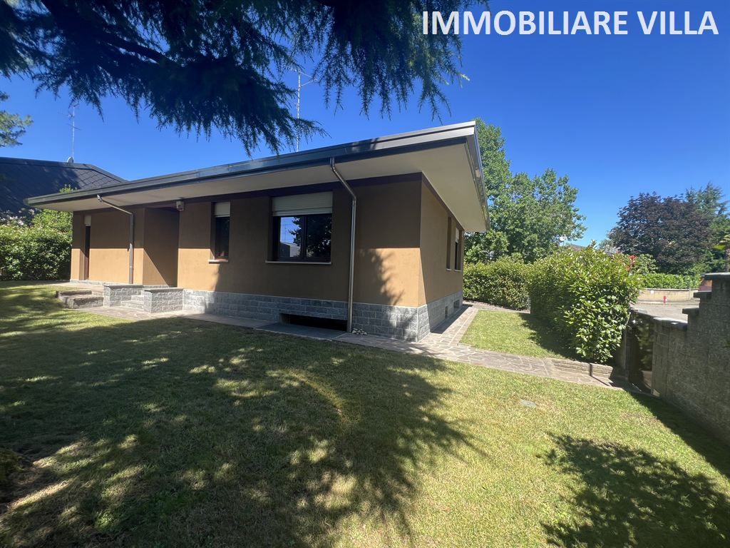 PRESTIGIOSA VILLA SINGOLA CON GIARDINO PRIVATO IN RESIDENCE ESCLUSIVO